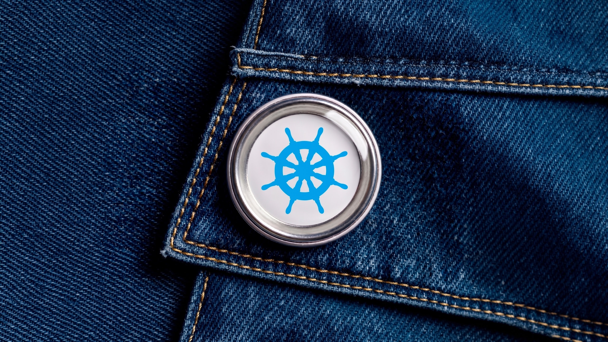 Broche com o timão da Abarca preso ao bolso de uma jaqueta jeans